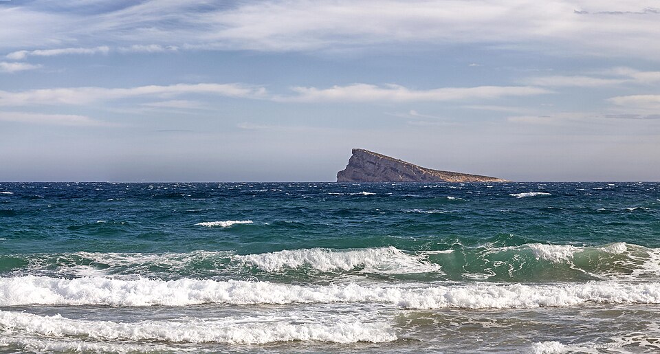 Het eiland van Benidorm voor de kust