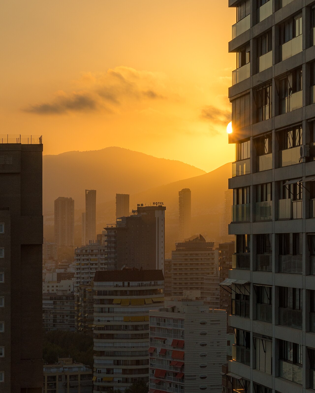 De skyline van Benidorm bij zonsondergang