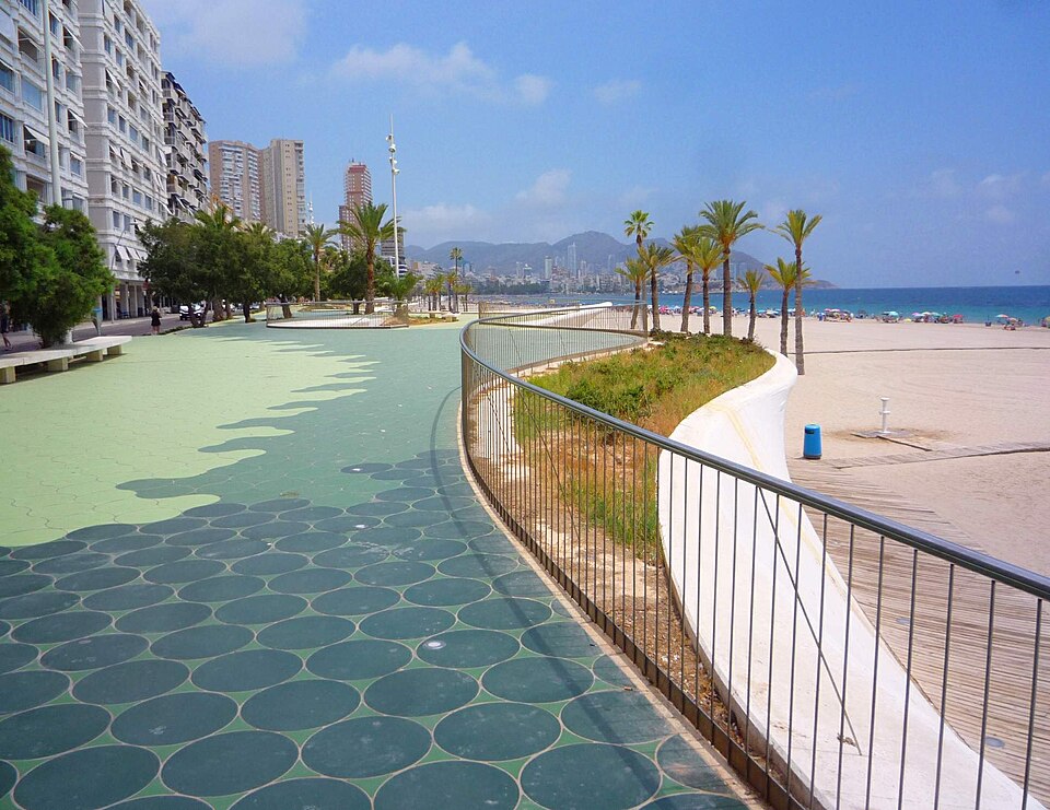 De moderne boulevard van Poniente