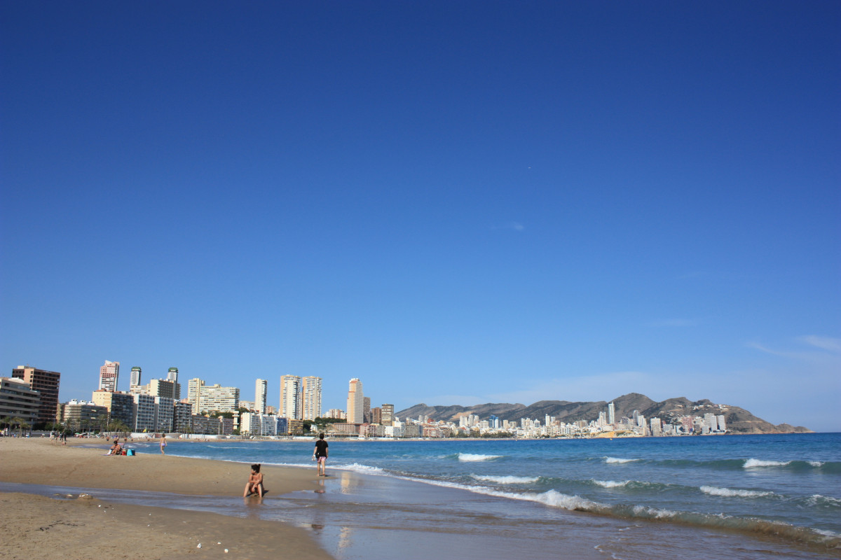 Hotels langs het strand en de skyline van Benidorm