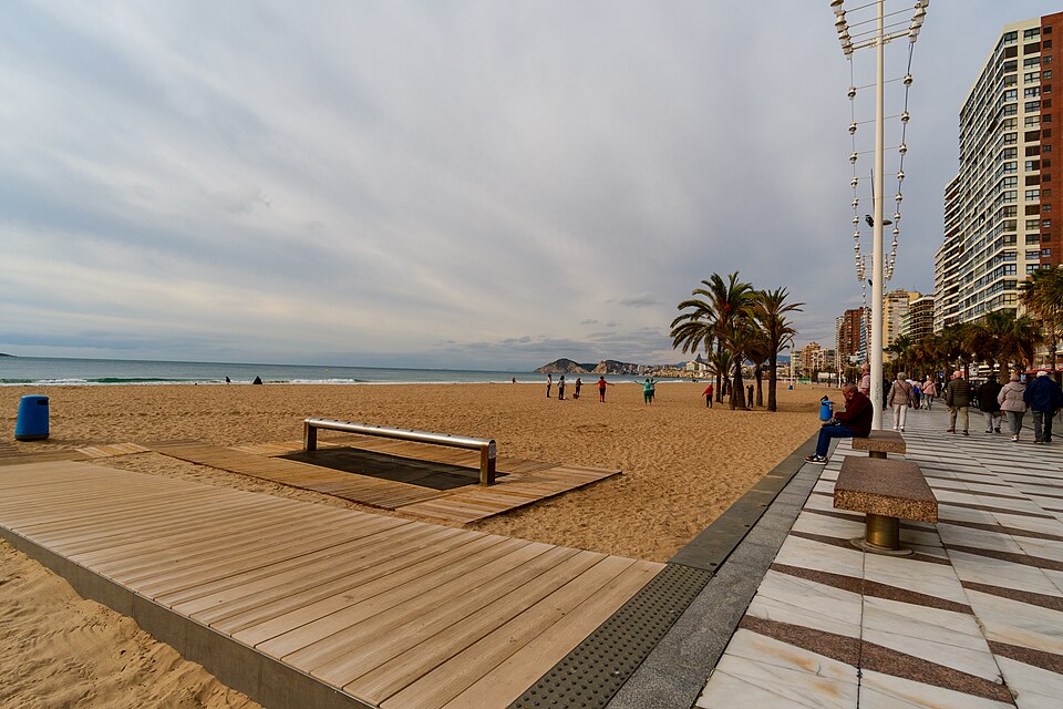 Boulevard en strand van Levante in Benidorm